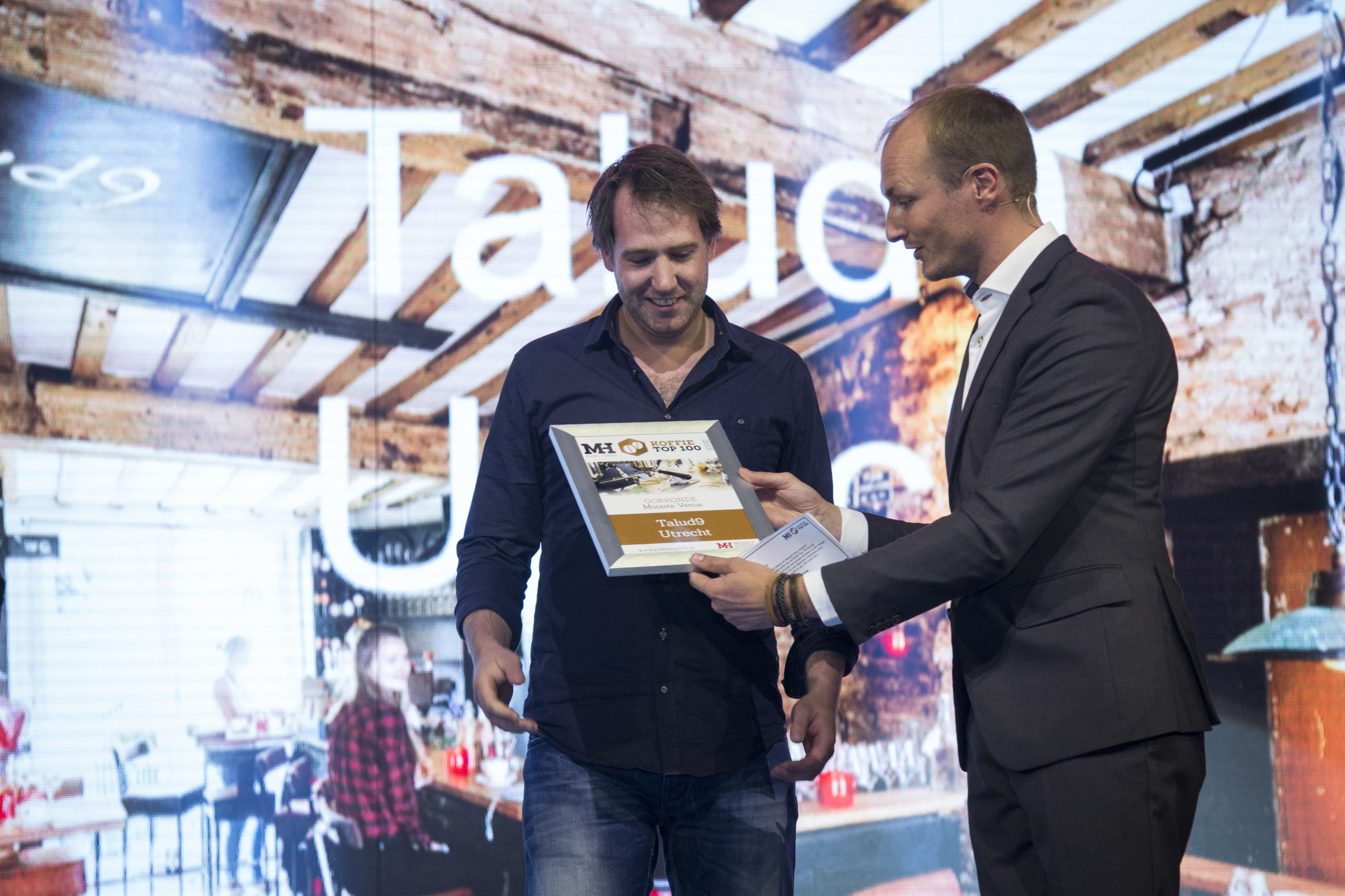 Wouter Verwer wint met Talud9 in Utrecht de prijs voor Mooiste Koffievenue, uitgereikt door samensteller van de Koffie Top 100: Misset-redacteur Demian van der Reijden.