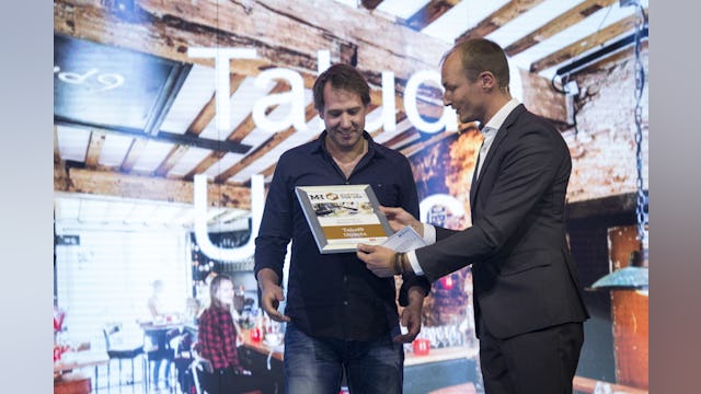 Wouter Verwer wint met Talud9 in Utrecht de prijs voor Mooiste Koffievenue, uitgereikt door samensteller van de Koffie Top 100: Misset-redacteur Demian van der Reijden.