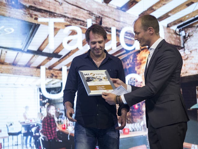 Wouter Verwer wint met Talud9 in Utrecht de prijs voor Mooiste Koffievenue, uitgereikt door samensteller van de Koffie Top 100: Misset-redacteur Demian van der Reijden.