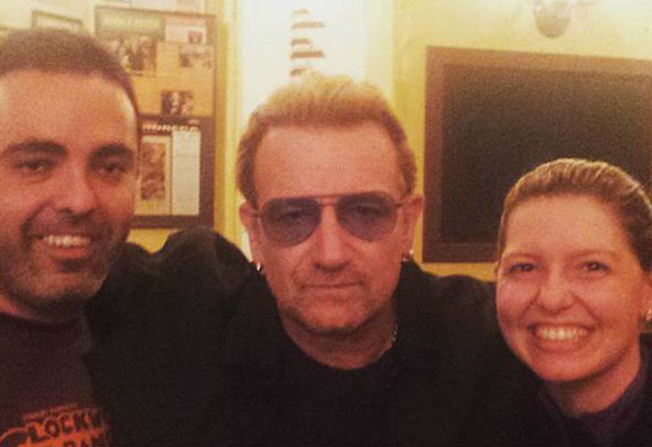 U2 drinkt biertjes bij Proeflokaal Arendsnest Amsterdam