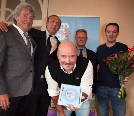 Op de voorgrond: winnaar Jacques Rouet. 
Op de achtergrond, van links naar rechts: Jo Simons (hoofdredacteur Leven in Frankrijk), juryvoorzitter Tom Kellerhuis, excellentie Laurent Pic (de Franse ambassadeur in Nederland) en Julien 
Rouet.