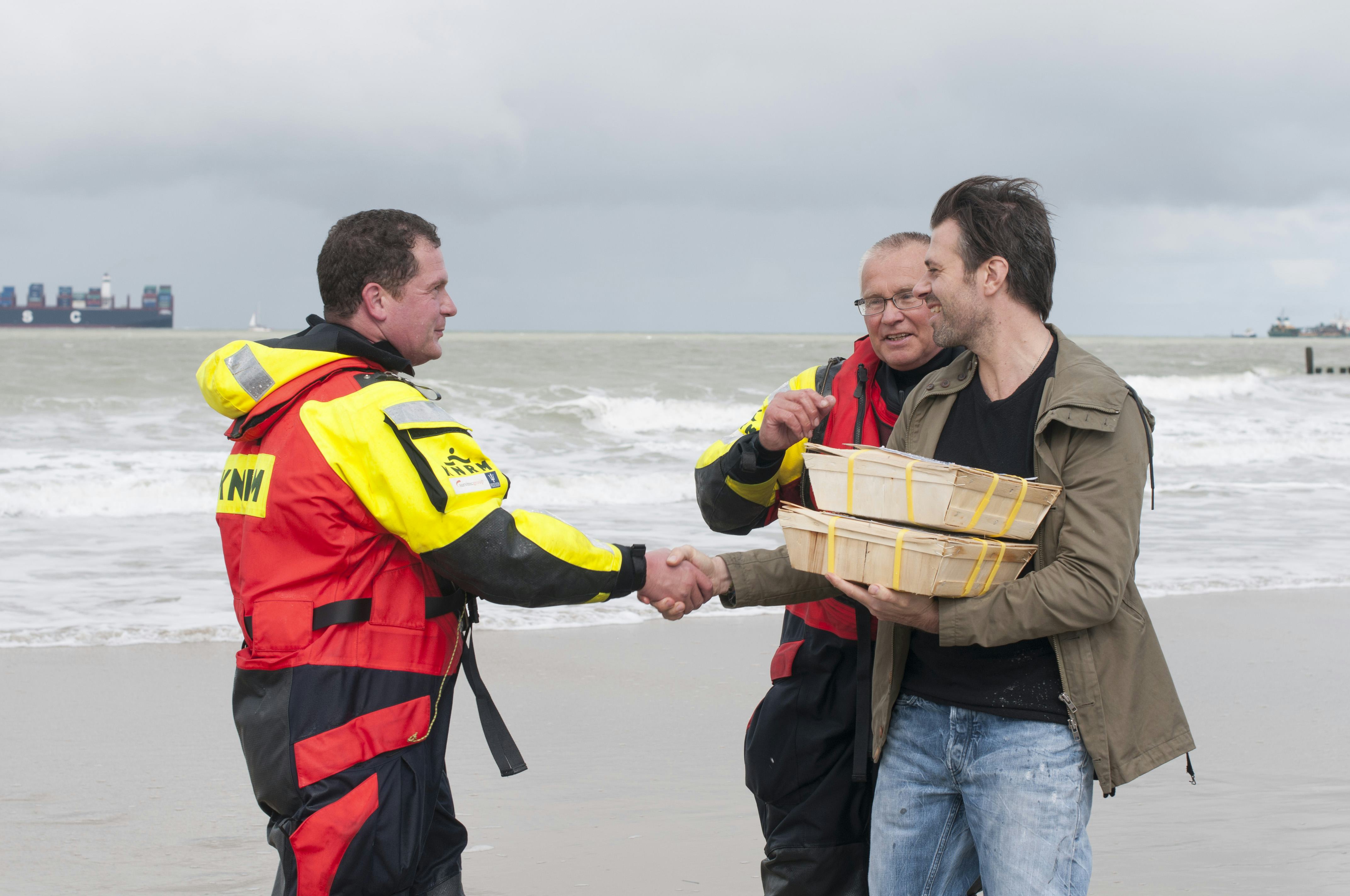 Sergio Herman en Syrco Bakker nemen eerste oesters in ontvangst