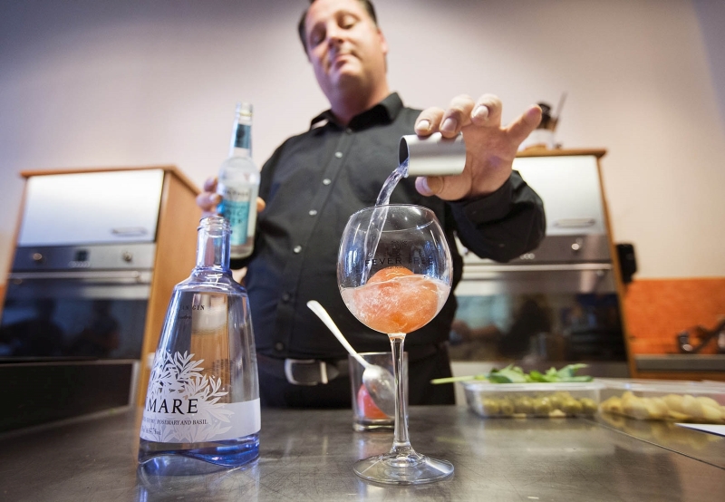 Sterrenchef shaket en kookt met gin