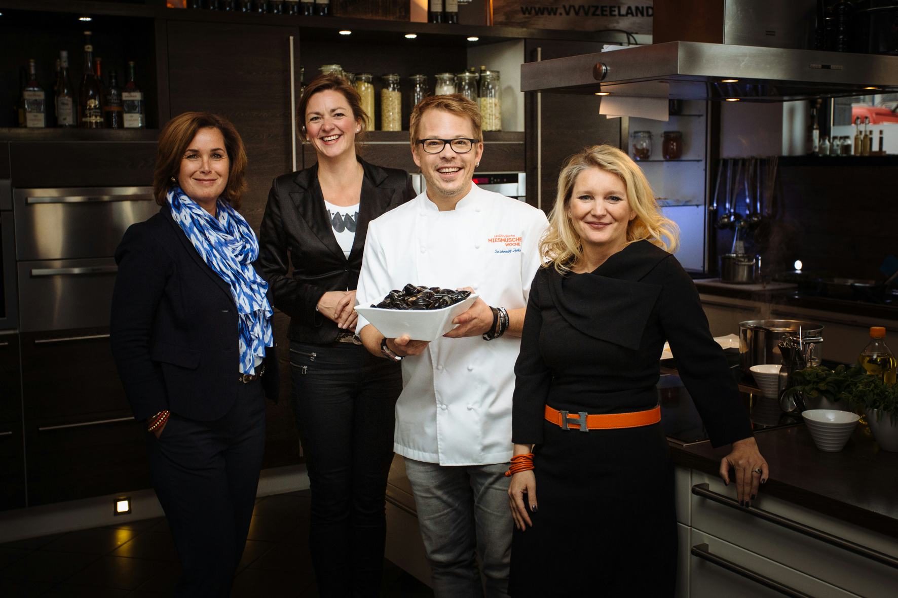 van links naar rechts: Helma Wegdam van VVV Zeeland, Christine Fijnaut van Het Nederlands Mosselbureau, Mario Kotaska, Duitse chef-kok en Anouk Susan, NBTC Duitsland