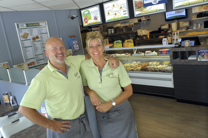 OUDERKERK AAN DE AMSTEL - Ron en Colinda Ruwiel, in hun snackbar, opdrachtnummer : 616