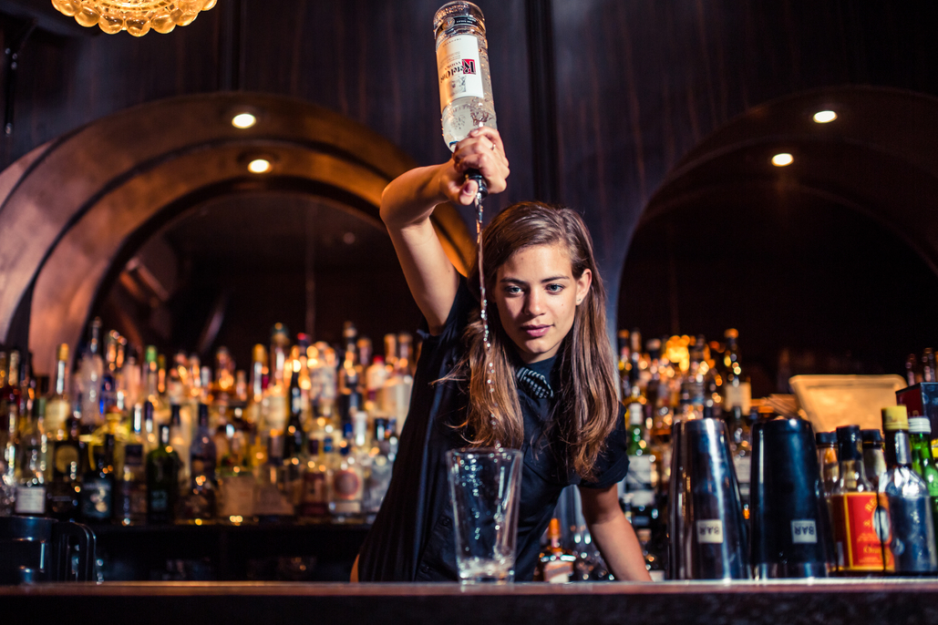 NH Krasnapolsky verbindt Tess Posthumus aan hotelbar