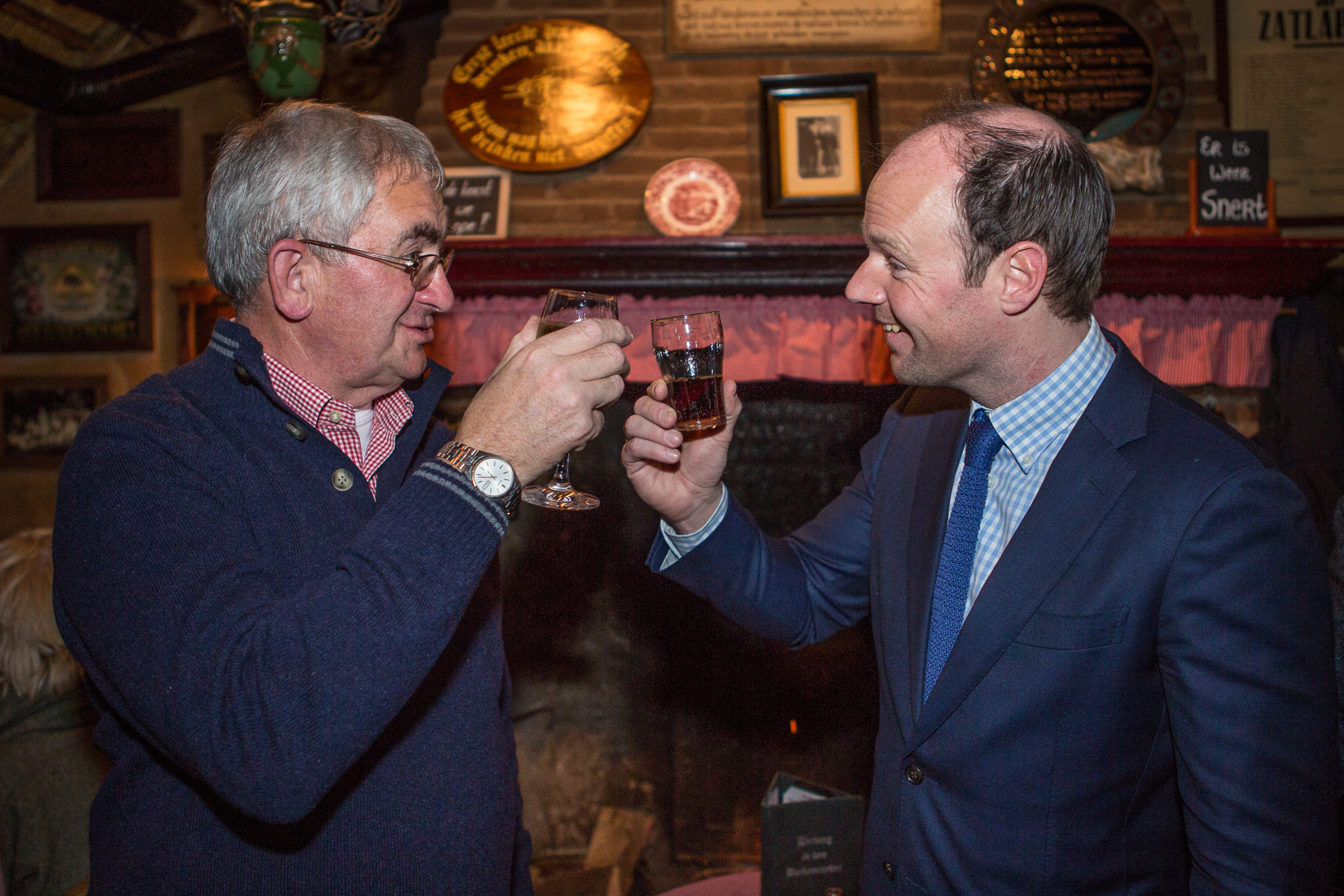 Eigenaar Ad de Bruyn van café "In den Bockenreyder" toost met Burgemeester Ryan Palmen (R) van de gemeente Hilvarenbeek.