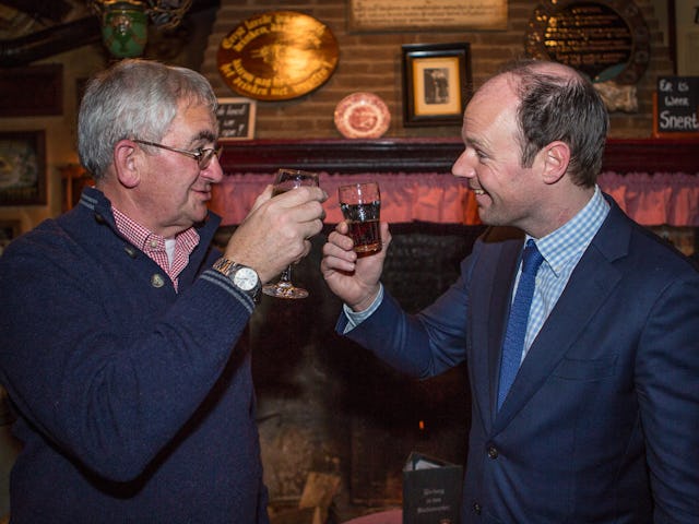 Eigenaar Ad de Bruyn van café "In den Bockenreyder" toost met Burgemeester Ryan Palmen (R) van de gemeente Hilvarenbeek.