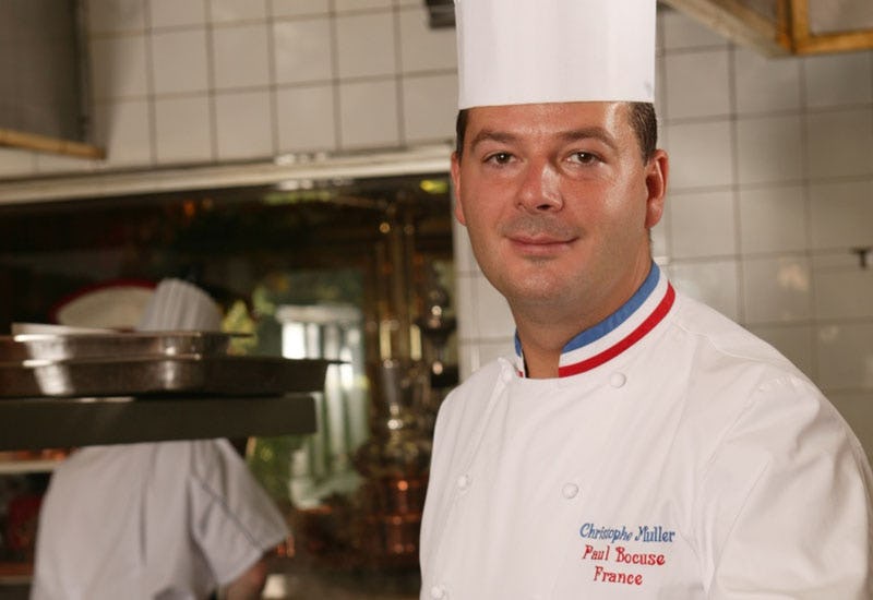 Chef-kok Frans driesterrenrestaurant bereidt Bocuse gerechten in Le Garage