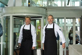 Horeca Academie en Threewise delen soep uit aan vluchtelingen