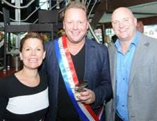 Restaurant Kaat Mossel geeft Gouden Mossel aan Richard Groenendijk