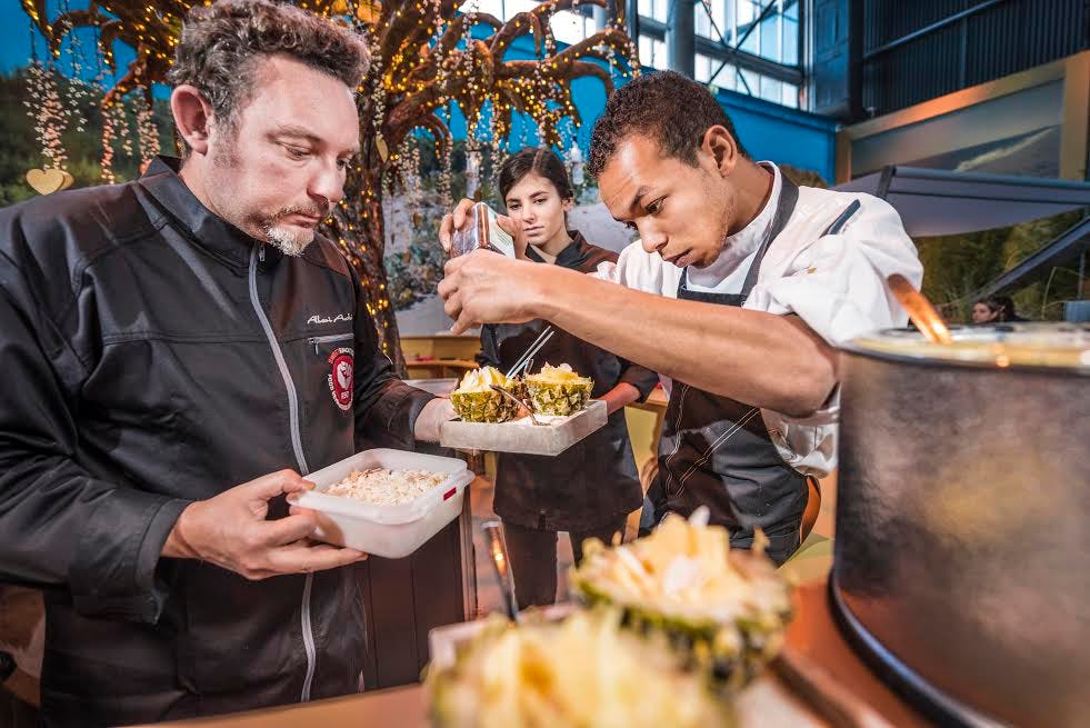 Een student en topkok Albert Adria samen aan het werk. (c) Leonard Fäustle.