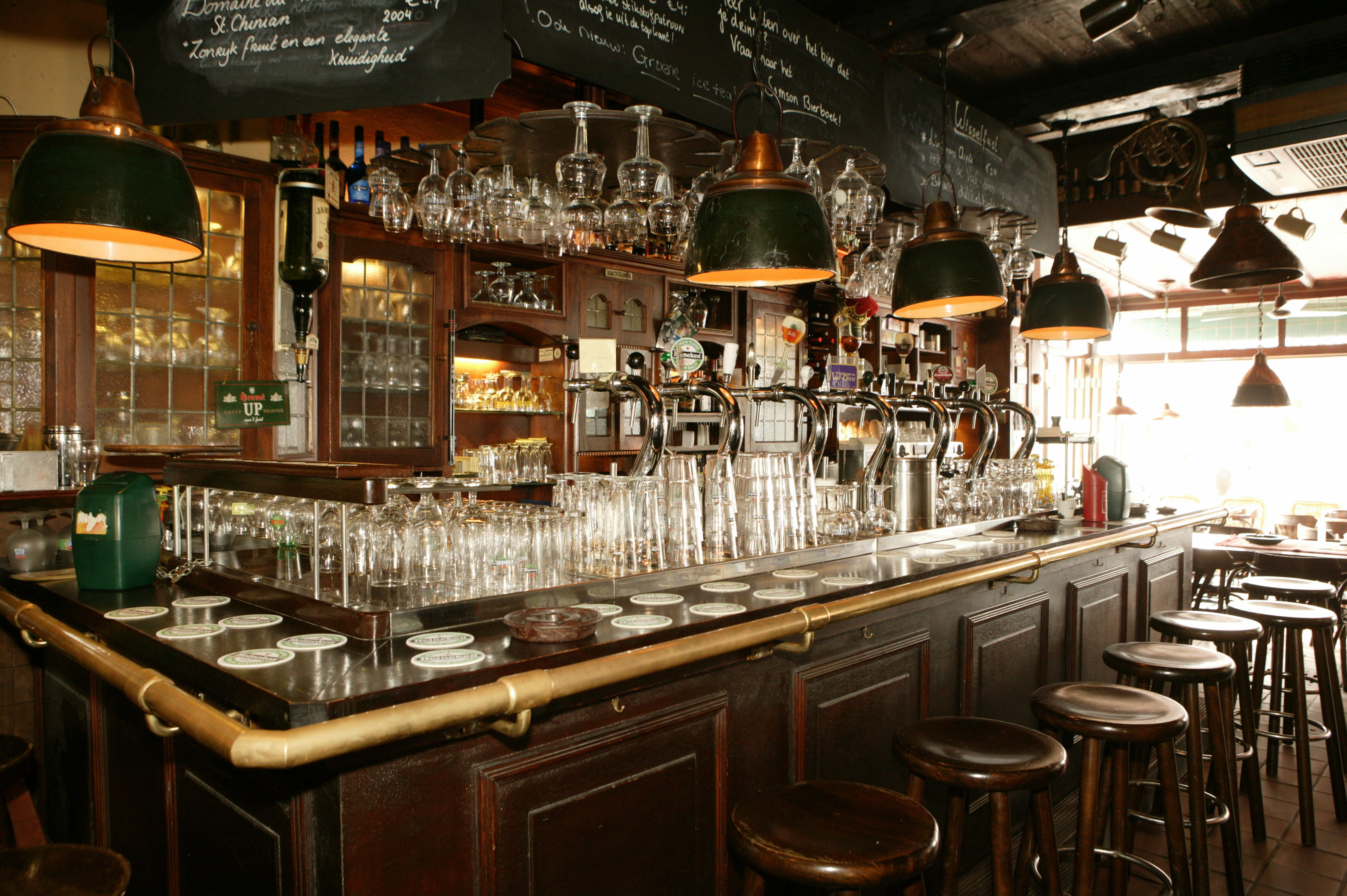 Cafés lopen in herstel achter op restaurants en hotels