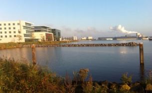 Meerpalen en ligplaatsvoorzieningen zijn al aangebracht in Amsterdam. 