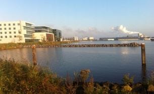 Meerpalen en ligplaatsvoorzieningen zijn al aangebracht in Amsterdam.