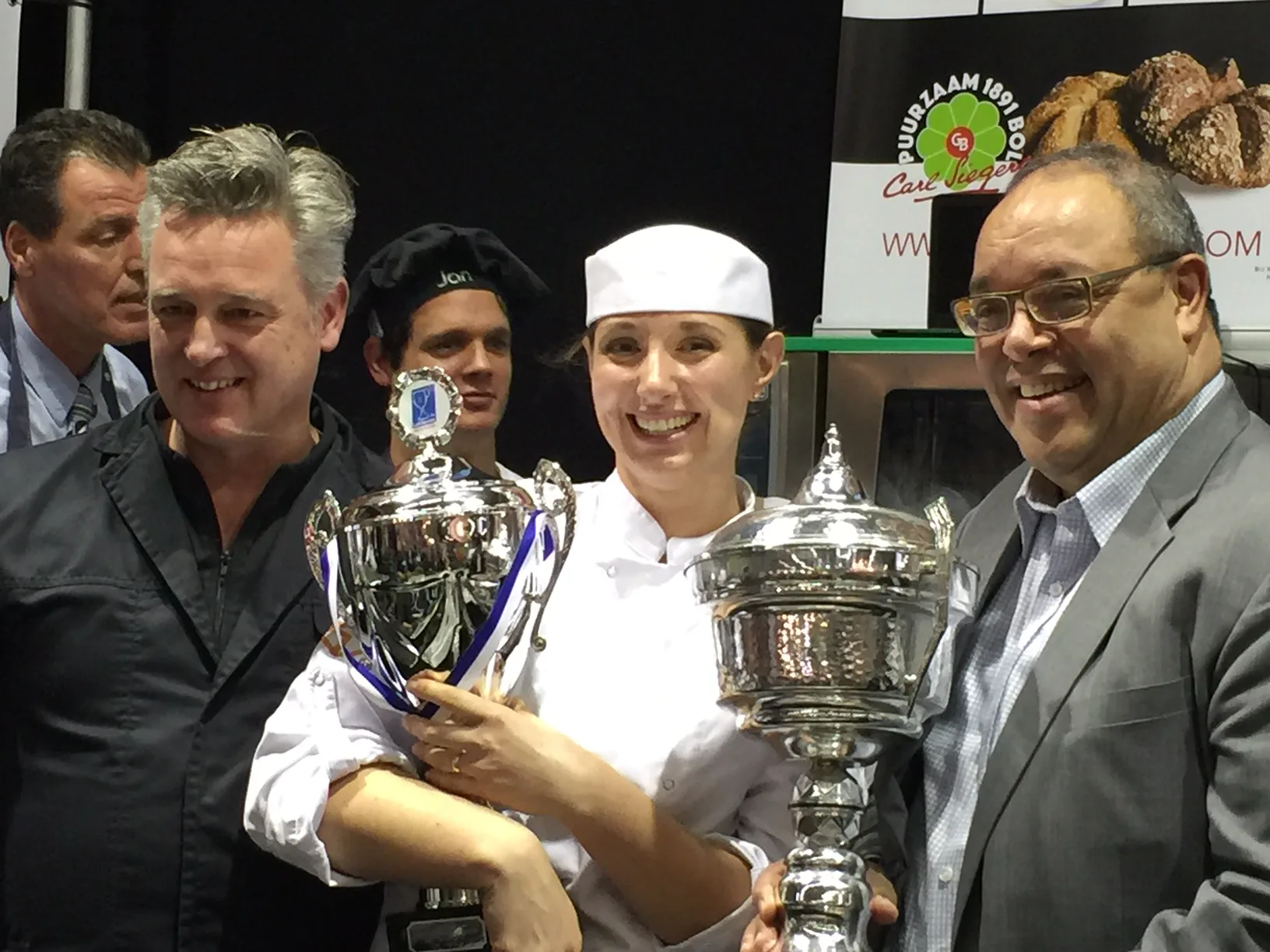 Een stralende winnares, geflankeerd door juryleden Garry de Boer en Ruud Kok (r).