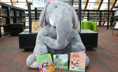 Restaurant mist reusachtige Olifant-knuffel