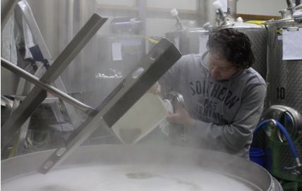 Café Van de Buurt brouwt eerste 'volle blonde'