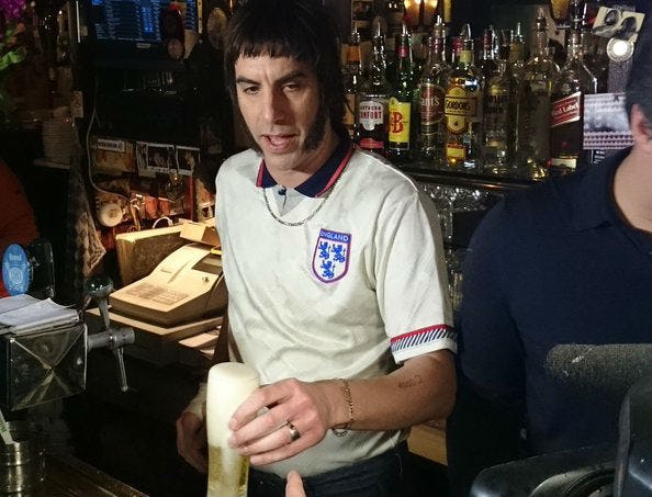 'Borat' deelt gratis bier uit in café Amsterdam