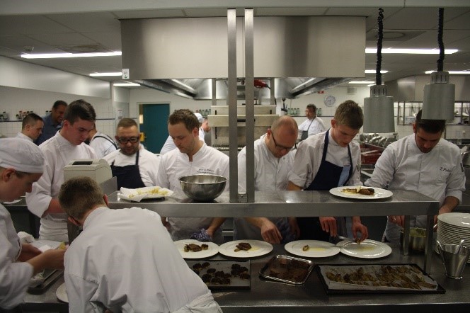 Topkoks bereiden KiKa-Diner in Zadkine Rotterdam