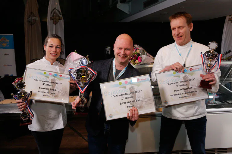 Winnaar van de Gouden IJsspatel 2016, John van de Pas (midden), geflankeerd door nummer 2 (Paul Wilderink) en nummer 3 (Caroline Kooij) Foto: Koos Groenewold.