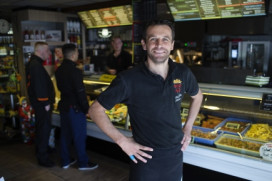 Marco Agema verkoopt Friet van Piet in Groningen