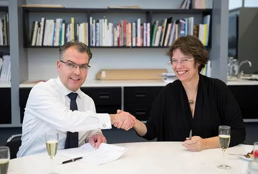 Rick Zeelen (CEO Vermaat) en Marjolijn Brussaard, bestuursvoorzitter ArtEZ, ondertekenden het contract.
