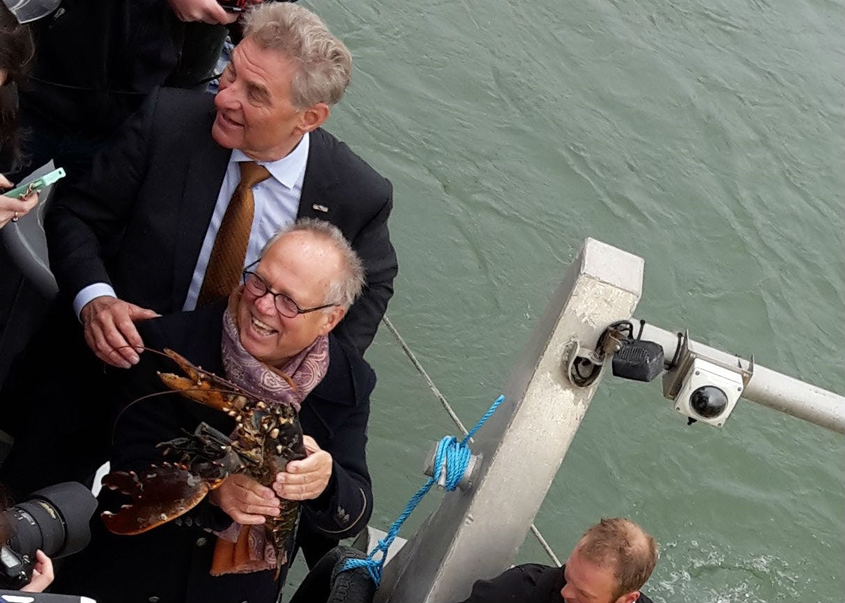 Joop Braakhekke veilt eerste Oosterscheldekreeft: opbrengst € 25.000