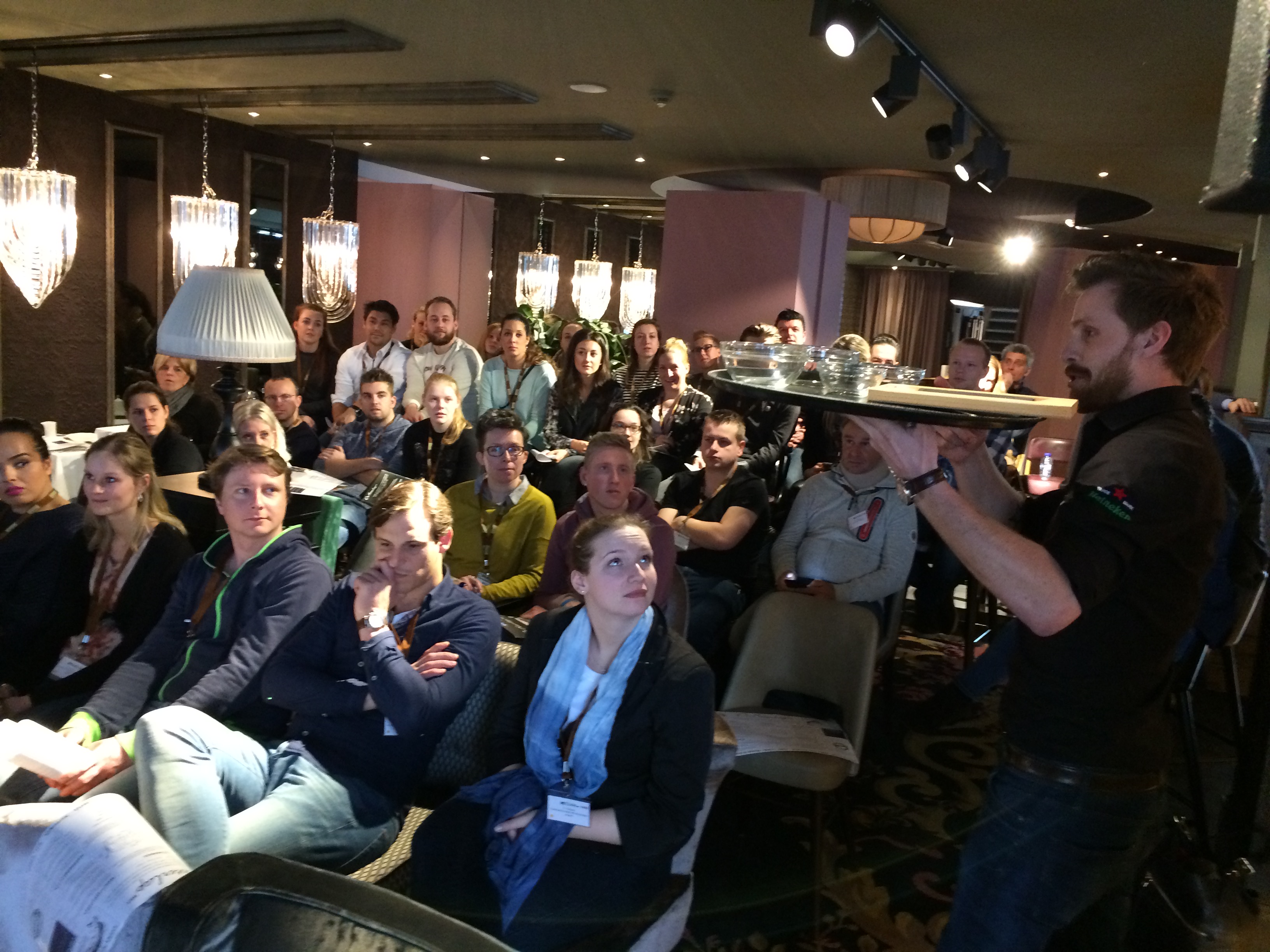 Barmanager van De Boterlap, Wilco van Ark demonstreert het dienblad van de Harderwijkse zaak.