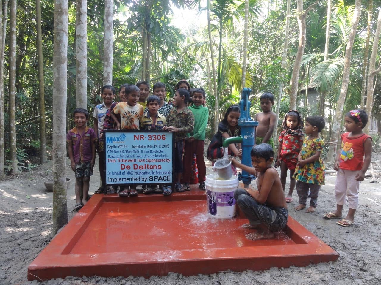 Cafetaria schenkt waterput aan Bangladesh