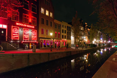 Dineren in een peeskamertje op de Wallen