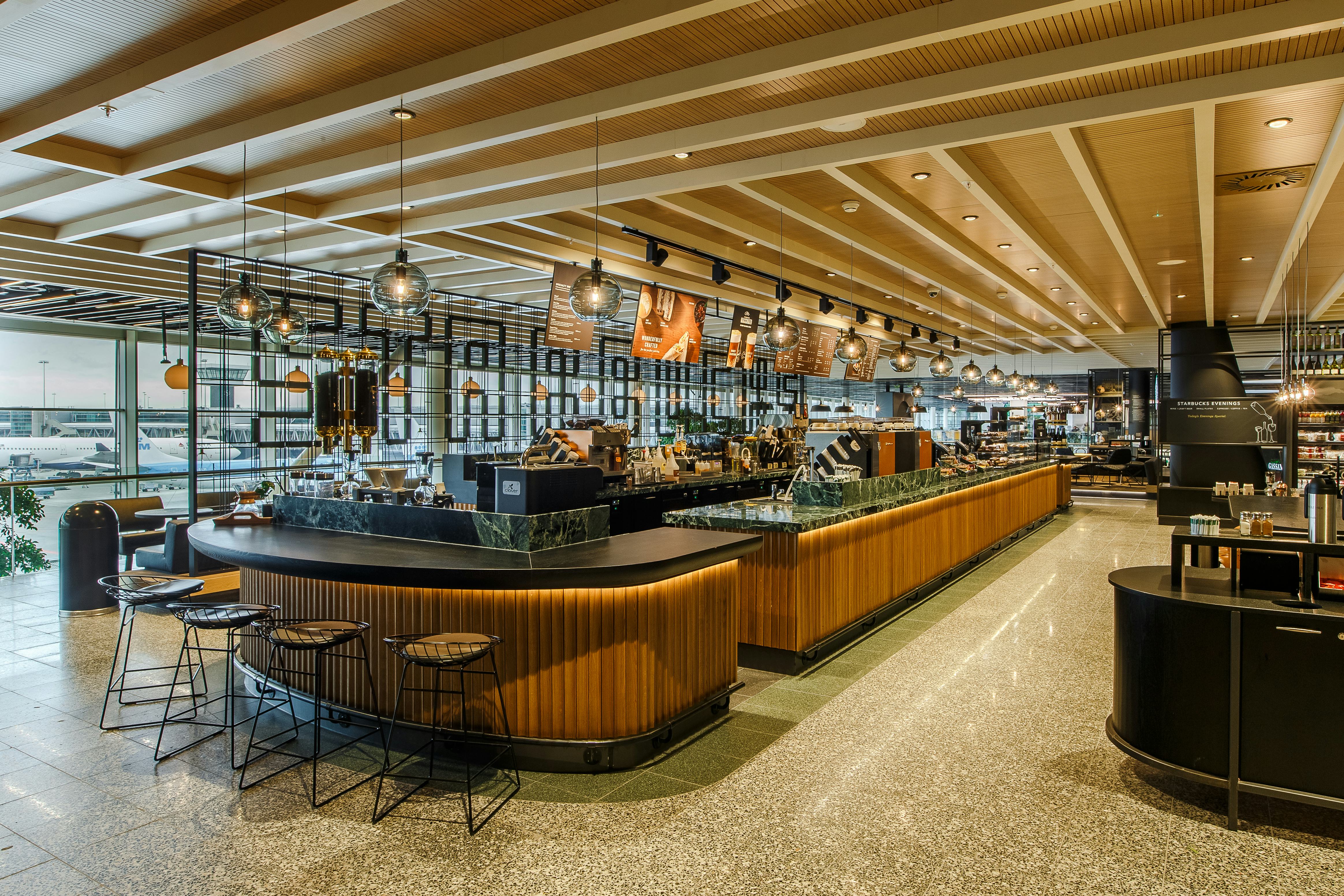 8e Starbucks op Schiphol: slow coffee, alcohol en gerechten