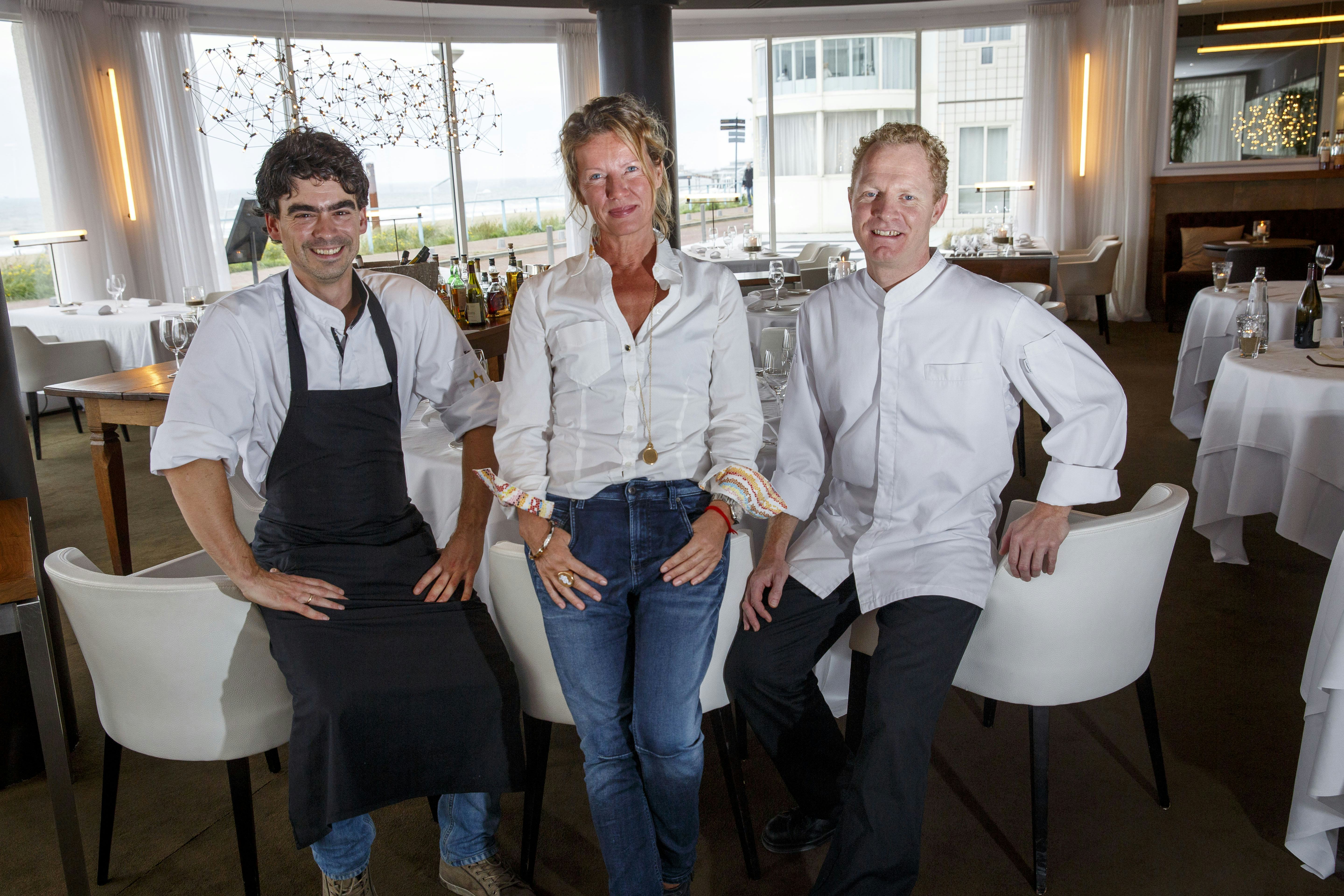 (C) Roel Dijkstra Fotografie / Foto Fred Libochant
Den Haag / Scheveningen / Eigenaren en kok Seinpost / wilde niet bij gevel of met Michelin bord er bij!