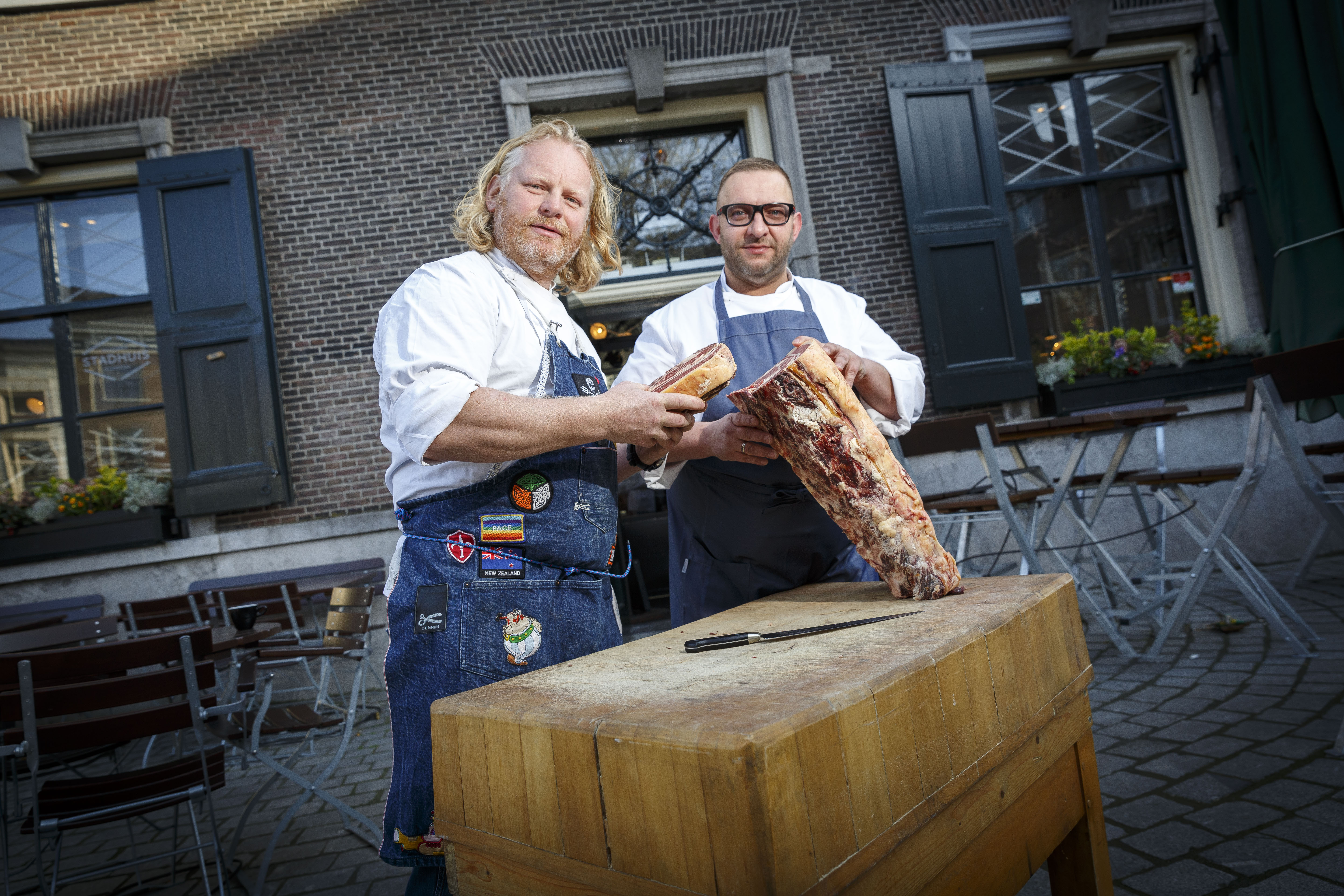 (C) Roel Dijkstra Fotografie / Foto Fred Libochant

Schiedam / Brasserie Stadhuis / melkvee vlees / Ben Hansen en IJsbrant Willebrennick