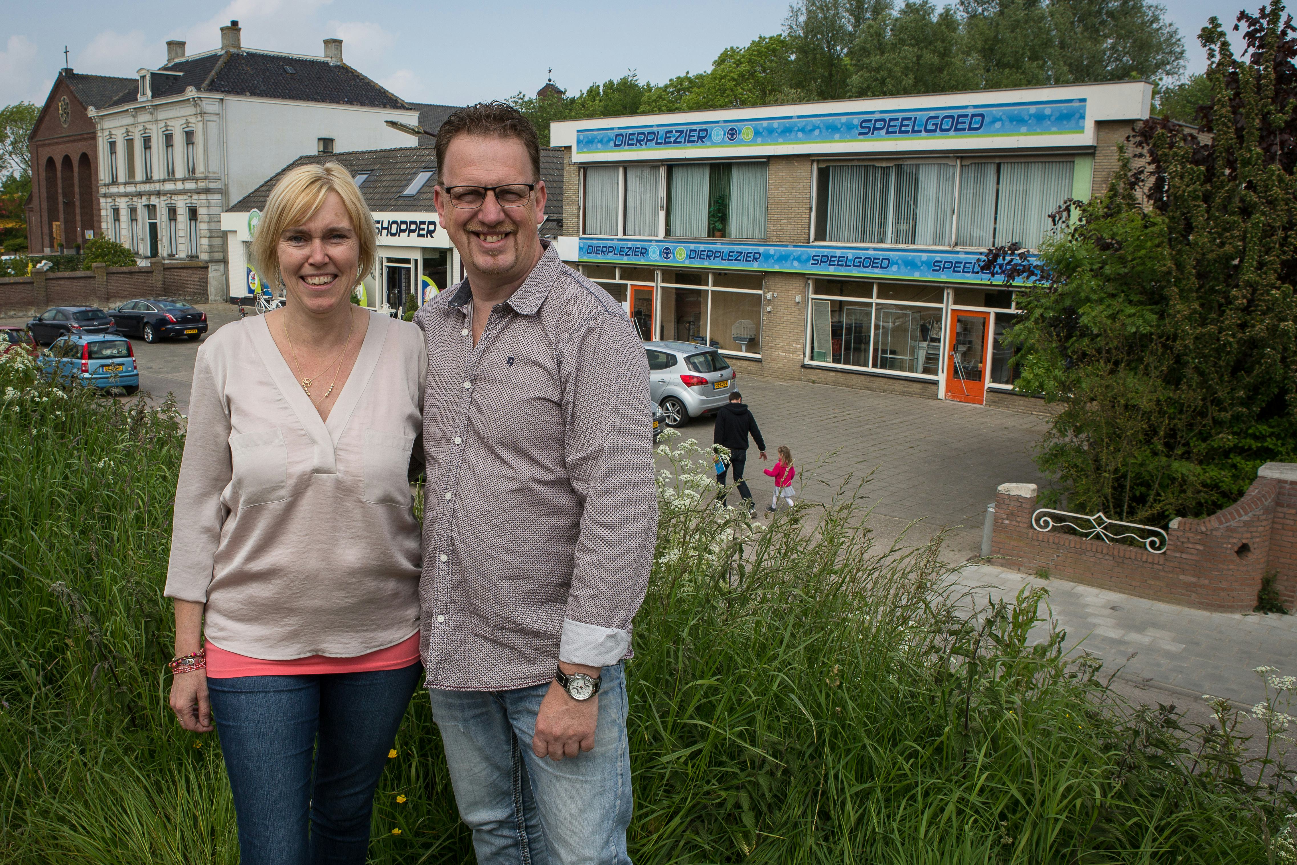 Annette en Henk van Lenten voor hun toekomstige bedrijfspand (blauwe gevel). Foto: Peter Roek.