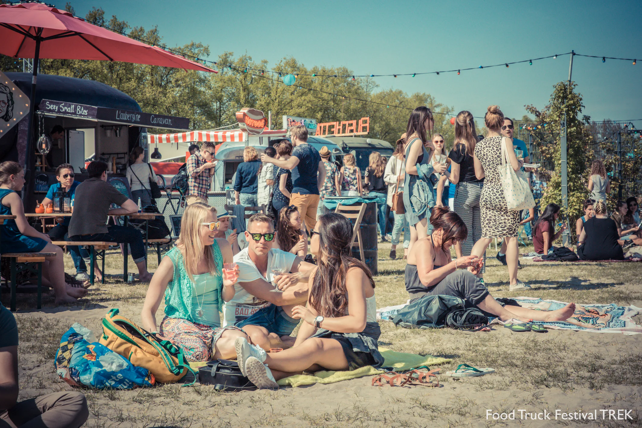 Gezellige drukte bij de start van het Foodtruckseizoen in Rotterdam. (Foto's: PR Trek)