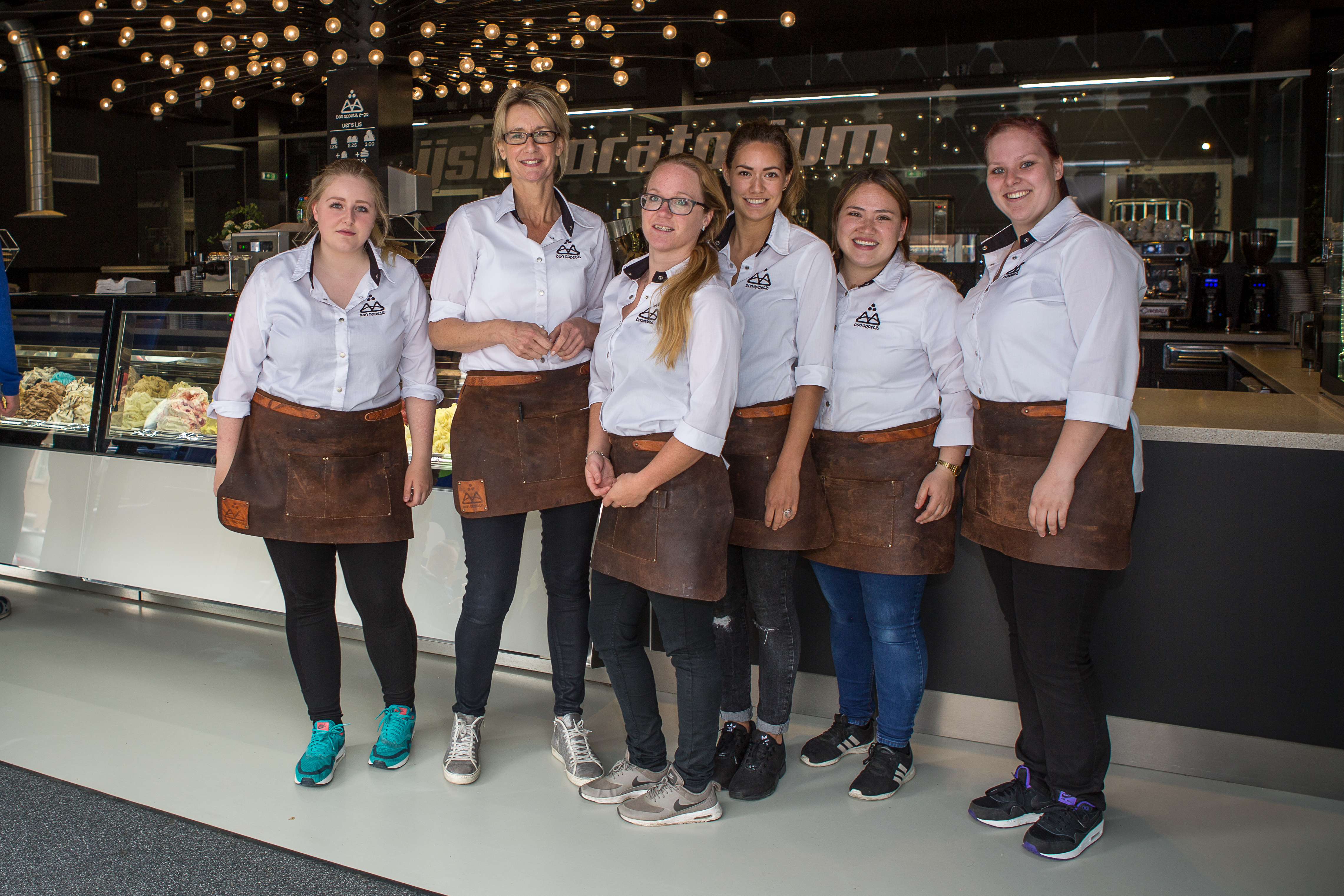 Bedrijfsleidster Anja Renne (tweede van links) met (een deel van) haar crew. Foto: Peter Roek. .