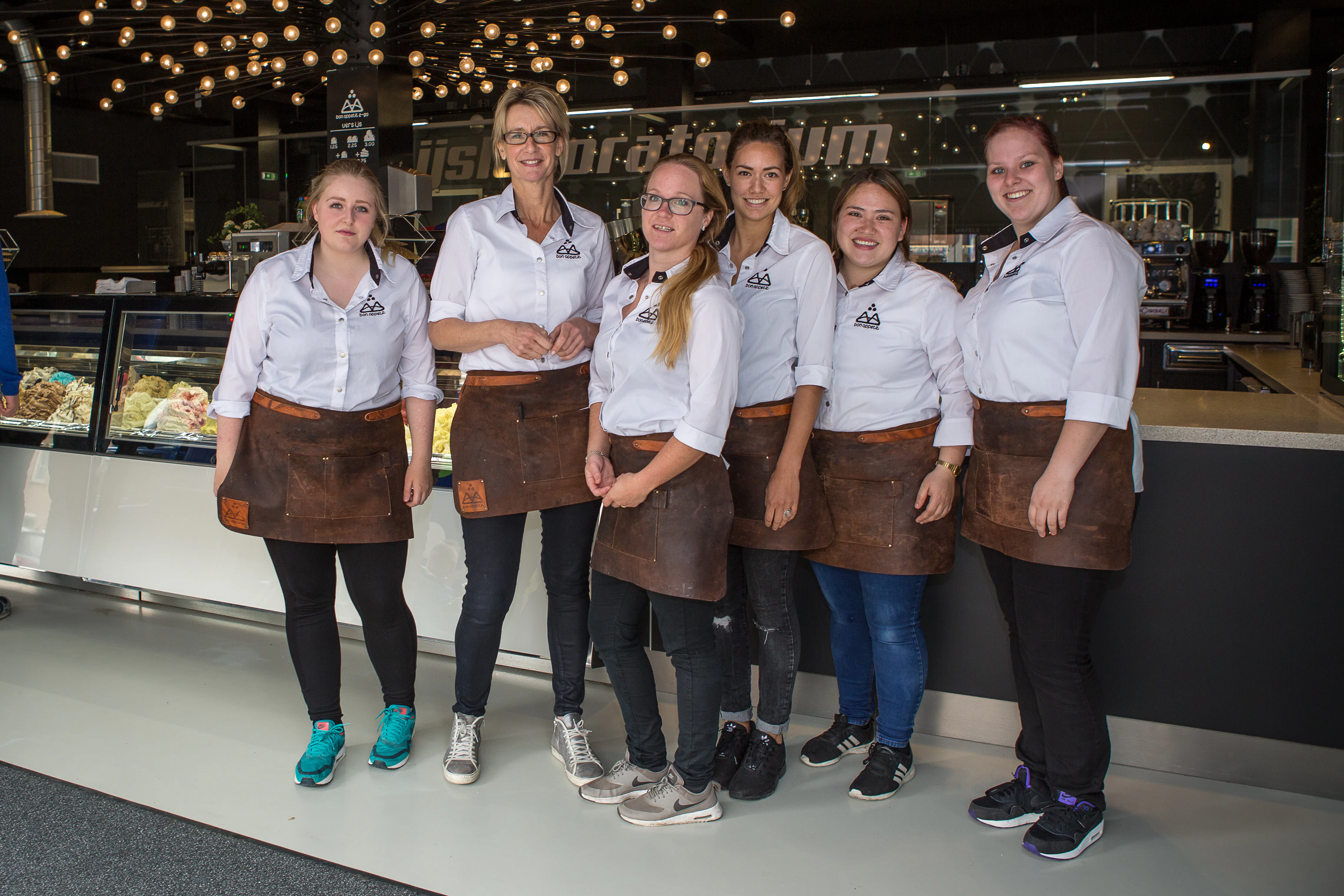 Bedrijfsleidster Anja Renne (tweede van links) met (een deel van) haar crew. Foto: Peter Roek. .