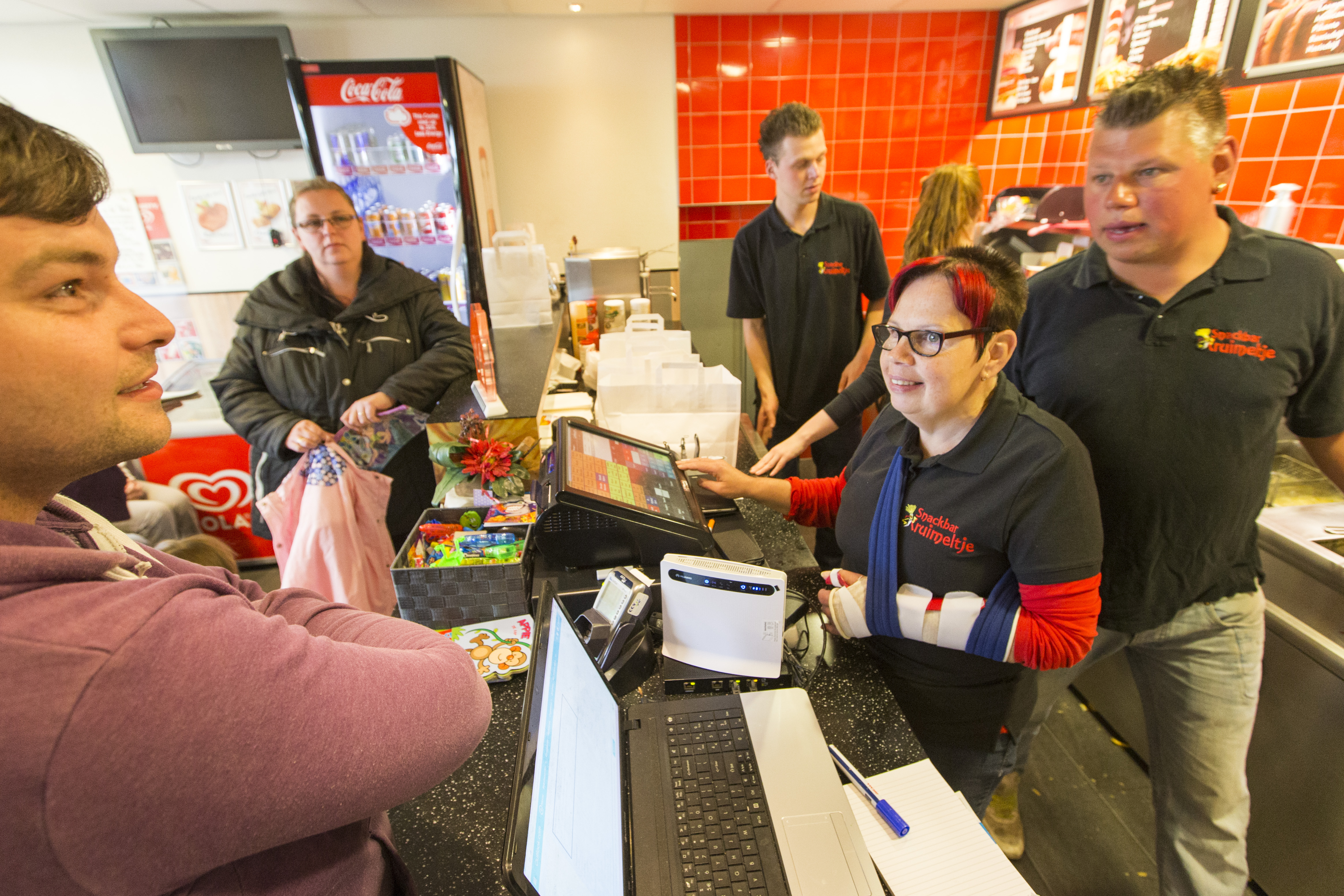 Lenie Vrieswijk slaat voor de laatste maal de kassa van Kruimeltje aan. (Foto: Anne van der Woude).