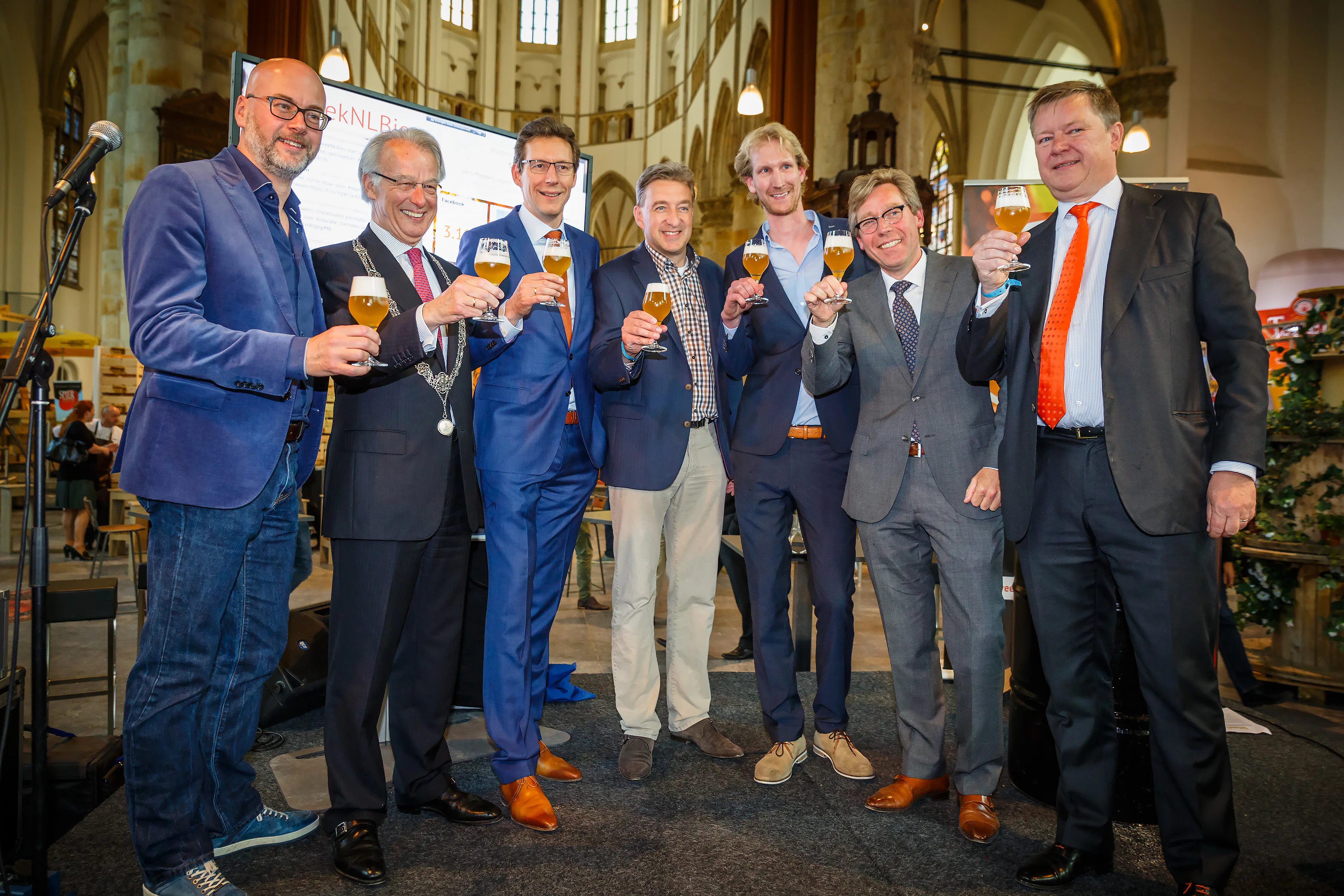 Cees-Jan Adema, tweede van rechts, tijdens de opening van de Week van het Nederlandse Bier.