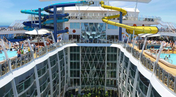 Drijvend plezierhotel begint aan zijn tocht