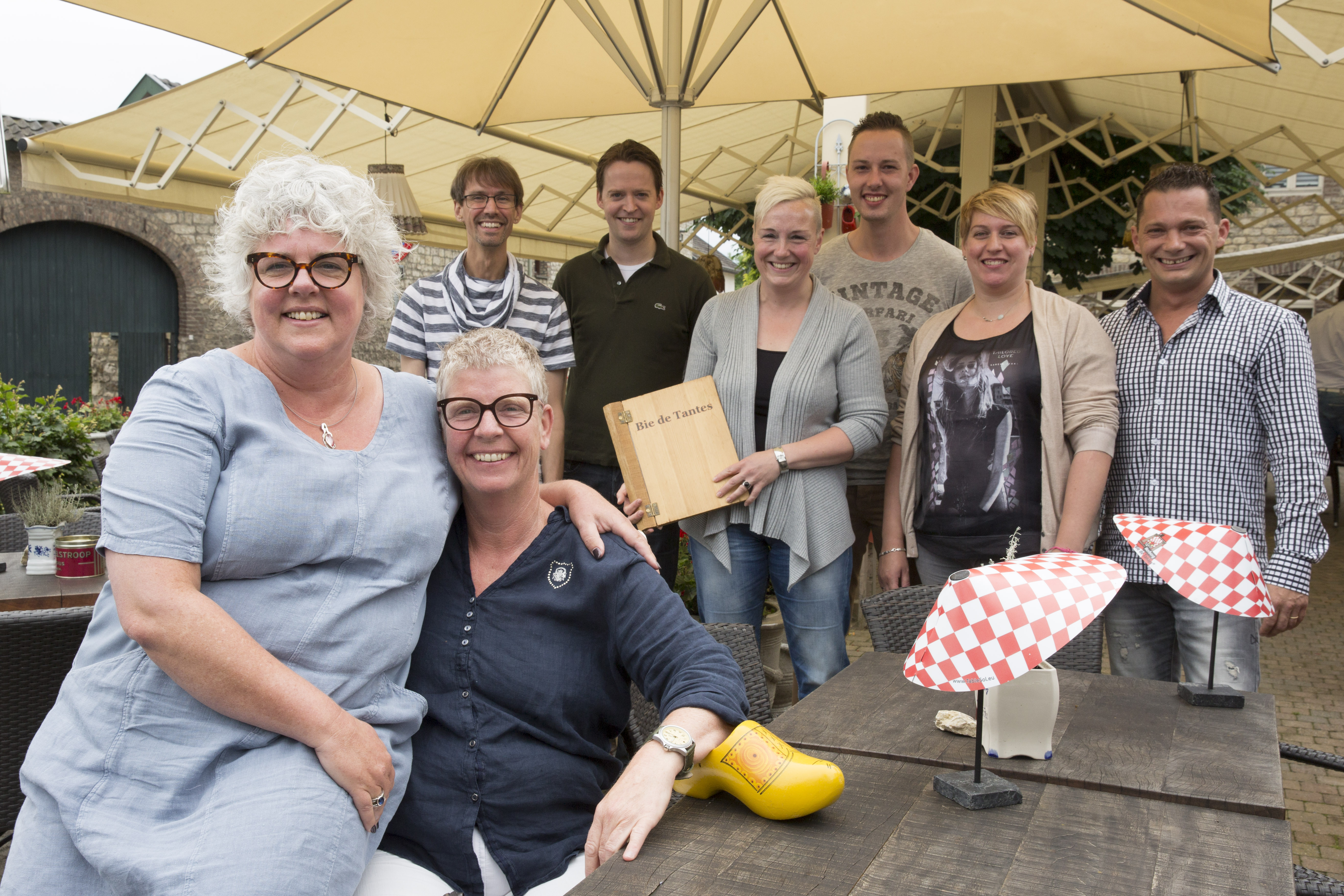 Moniek (l) Krul en Iet de Beer, geflankeerd door hun team van Bie de Tantes.