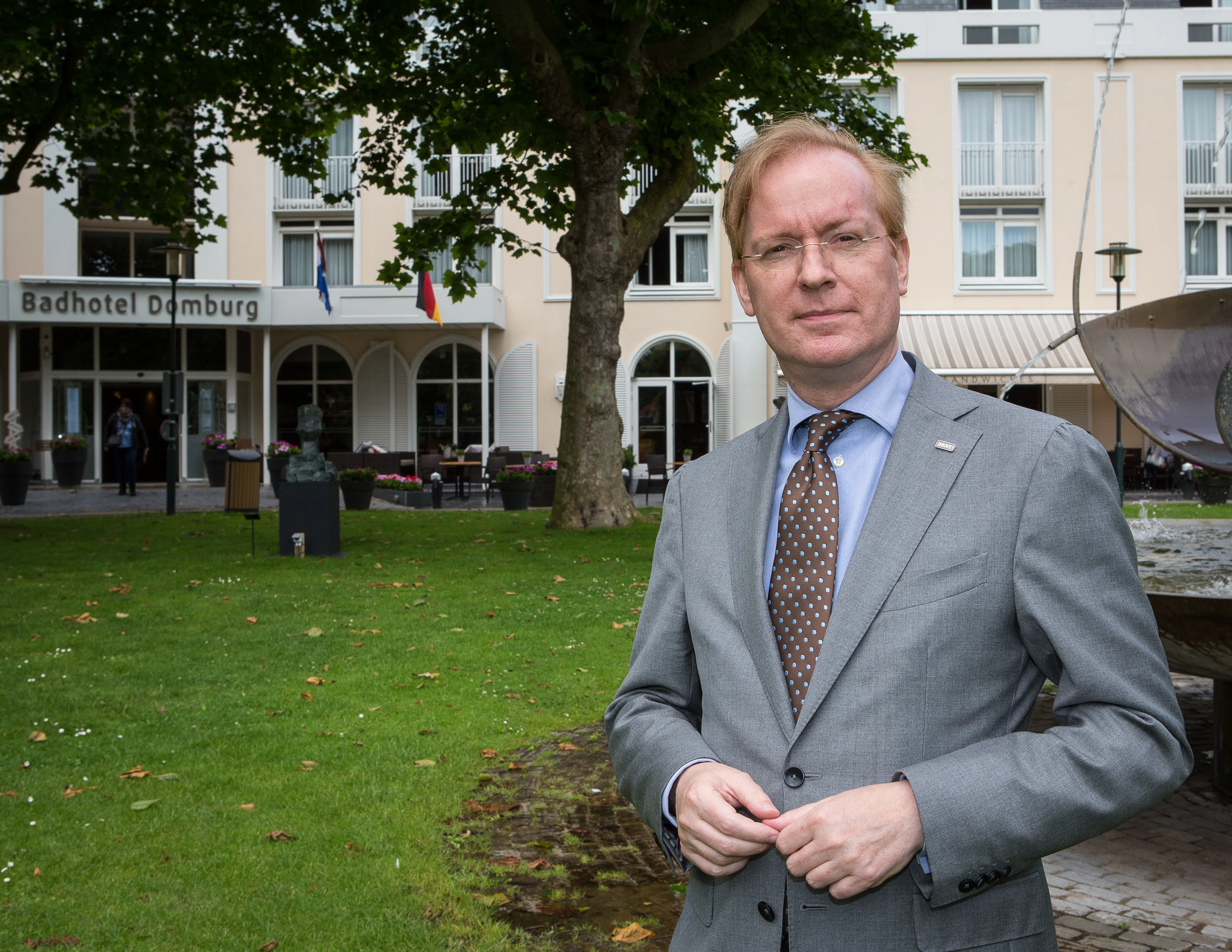 Directeur Govert Janzen voor het Badhotel Domburg
Foto: Peter Roek