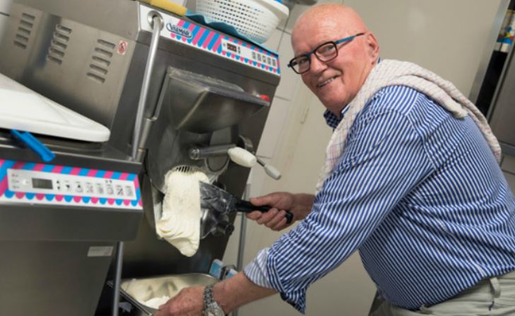 Opa Max Verstappen uit kritiek op term ambachtelijk ijs