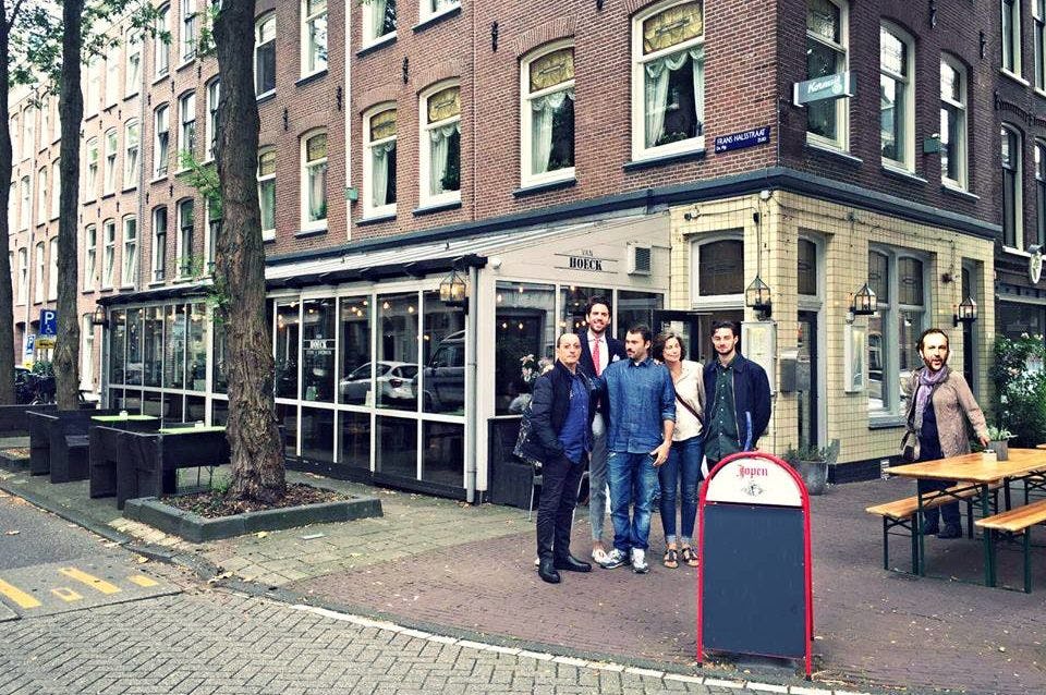 Alain Caron en zijn zonen David en Tom voor Café Caron in Amsterdam.