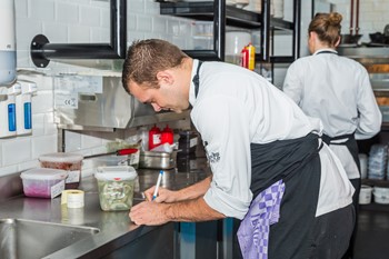 KHN bestrijdt beeld vieze keukens sterrenrestaurants