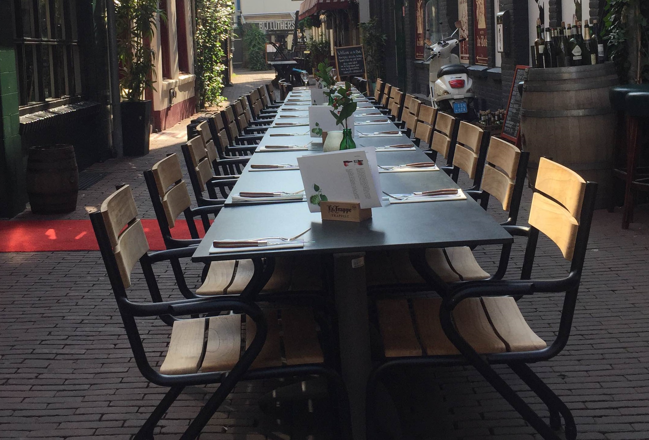 Lange mosseltafel in Arnhemse buitenlucht