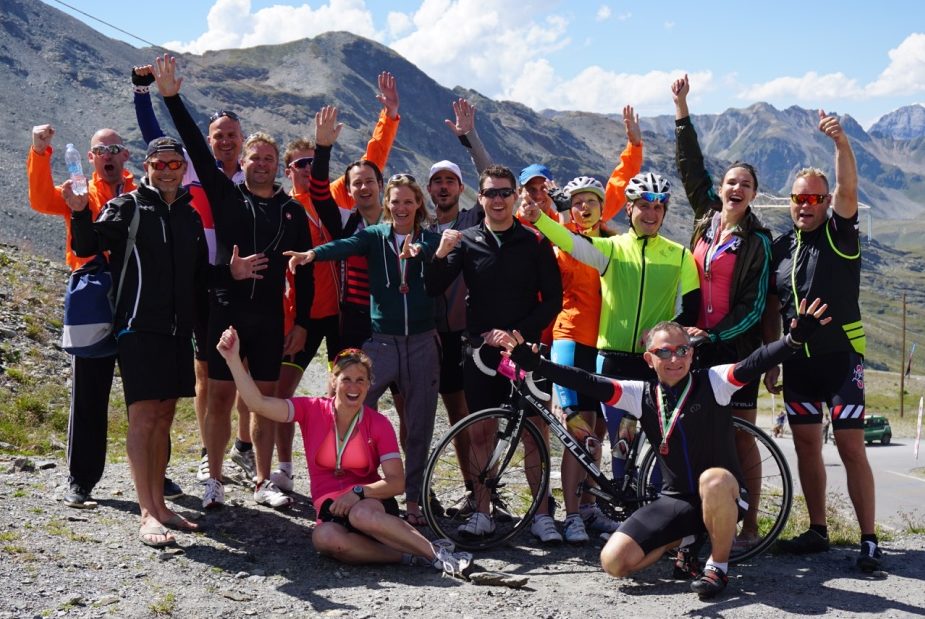 Team EW Facility Services haalt dik 33.000 euro op voor kankeronderzoek