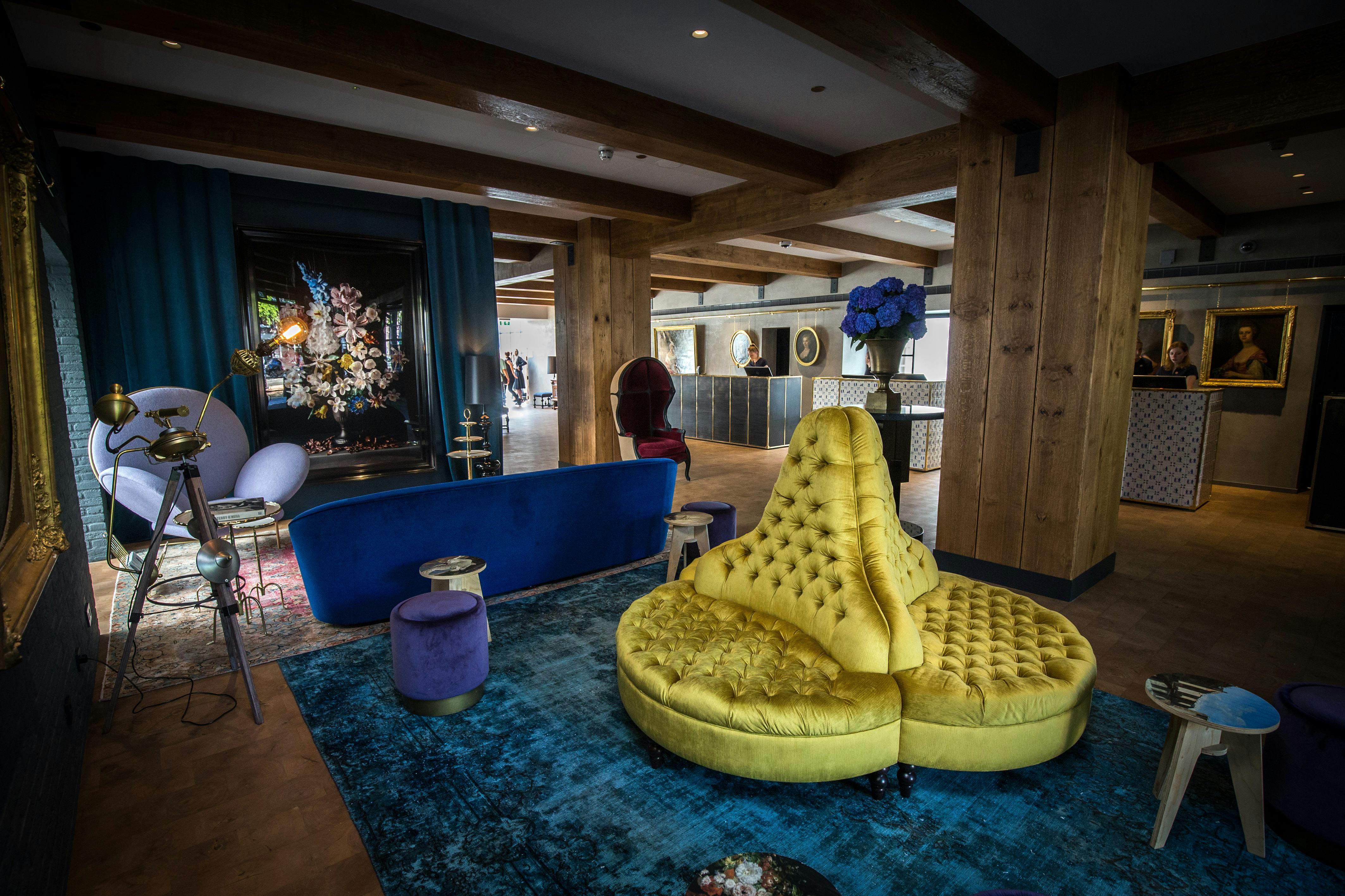 Zacht en kleurrijk meubilair als blikvanger in de lobby van Pulitzer Amsterdam. Foto: Diederik van der Laan
