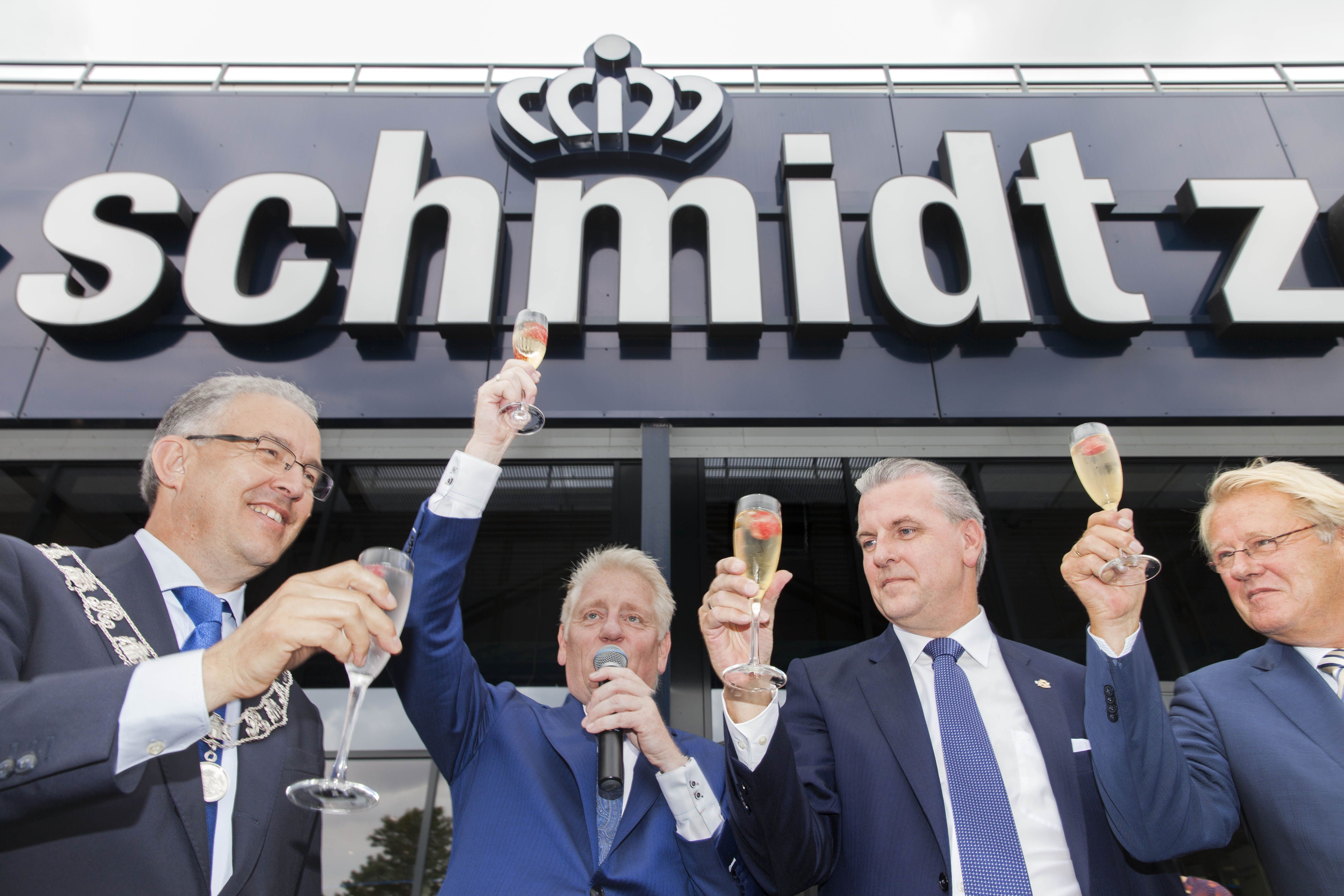 Commissaris van de Koning in Zuid Holland Jaap Smit (uiterst rechts) onthulde vrijdagmiddag 2 september in het bijzijn van burgemeester Ahmed Aboutaleb van Rotterdam (uiterst links) het kroontje boven het logo. Daarbij overhandigde hij de directie, Marcel van Breda (Links-midden) en Jos van Vuren (Rechts-midden) het officiële predicaat, dat door Koning Willem-Alexander persoonlijk is goedgekeurd.